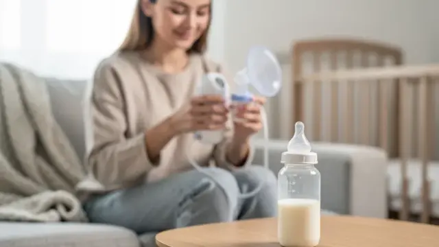 Muttermilch abpumpen und richtig Flasche geben an Babys Anleitung und hilfreiche Tipps