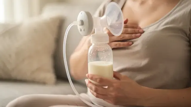Richtwerte zur Milch abpumpen Menge für Mütter: 90 bis 150 ml pro Mahlzeit