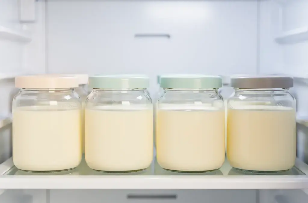 Muttermilch füttern: Tipps zur Lagerung und Erwärmung abgepumpter Milch