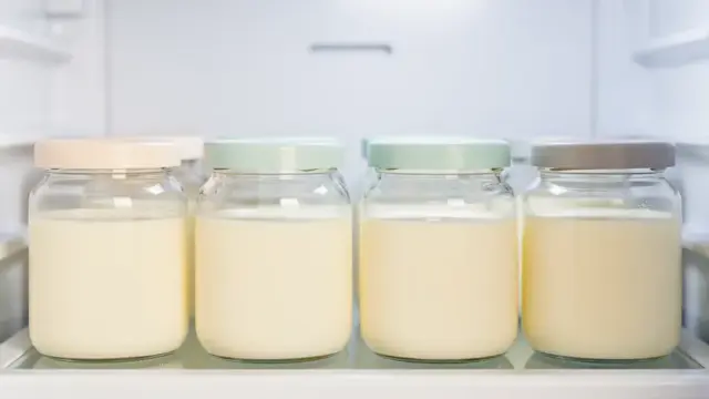 Muttermilch füttern: Tipps zur Lagerung und Erwärmung abgepumpter Milch