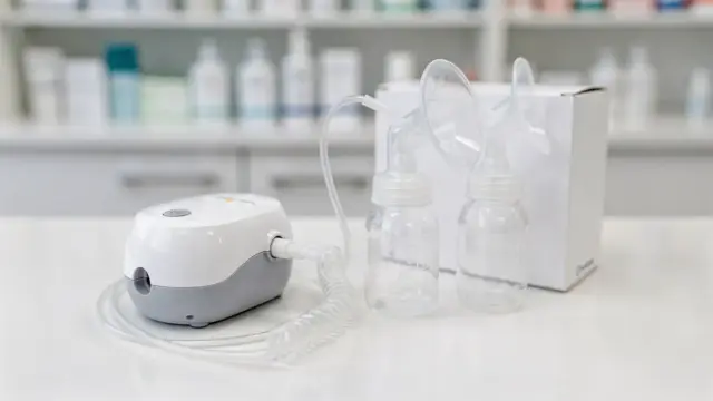 Leihmilchpumpe in der Apotheke mit Pumpgerät, Schläuchen und Zubehör auf der Theke