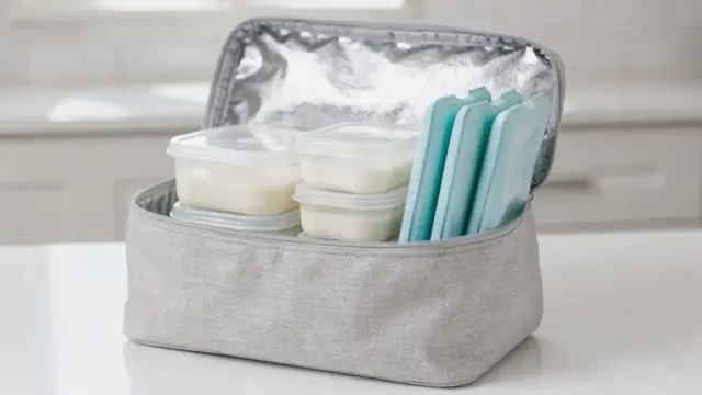 Kühltasche mit Muttermilchbehältern und Kühlakkus zur Haltbarkeit von Muttermilch
