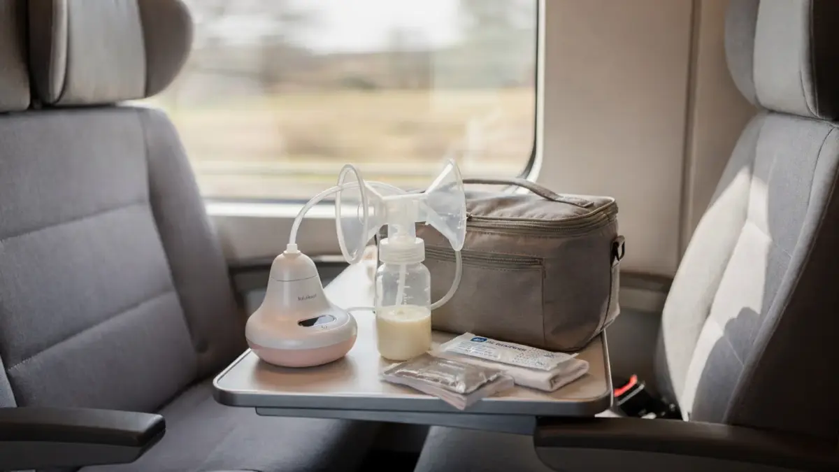 Diskretes Abpumpen im Zug mit Milchpumpe, Kühltasche und hygienischem Zubehör