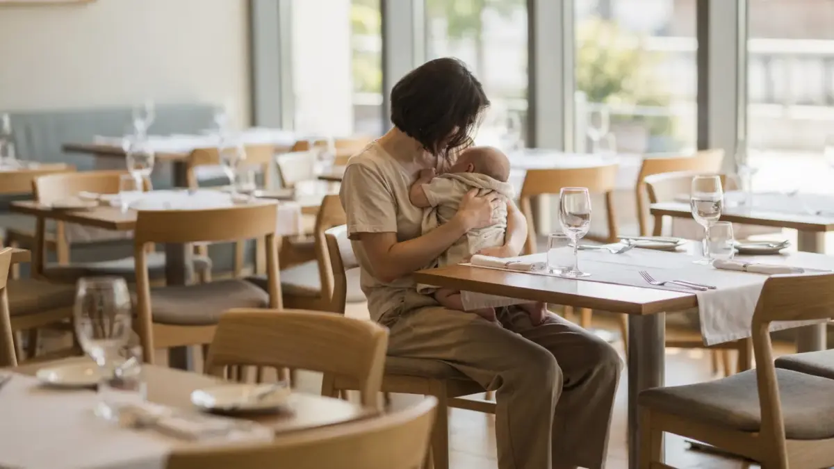 Mutter stillt ihr Baby im Restaurant – Thema: Stillen im Restaurant und die geltenden Regeln