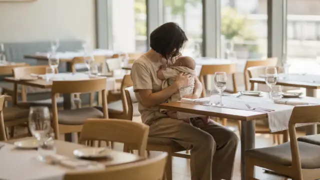 Mutter stillt ihr Baby im Restaurant – Thema: Stillen im Restaurant und die geltenden Regeln