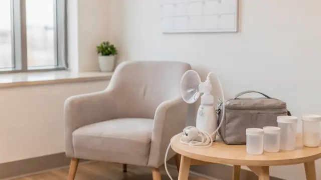 Lactation room im Büro mit Milchpumpe, Kühltasche und Kalender zum Pumpplan im Arbeitsalltag
