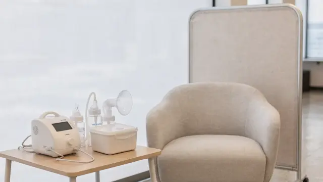 Stillraum mit Abpumppumpe, Stuhl und Sichtschutz im Büro als Thema zu Rechten und Alternativen im Job