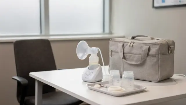 Diskret abpumpen bei der Arbeit: Brustpumpe, Aufbewahrungsbehälter und Kühltasche in einem ruhigen Arbeitsraum