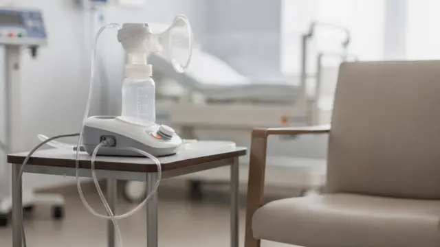 Abpumpen mit einer Milchpumpe in klinischer Umgebung für Frühchen